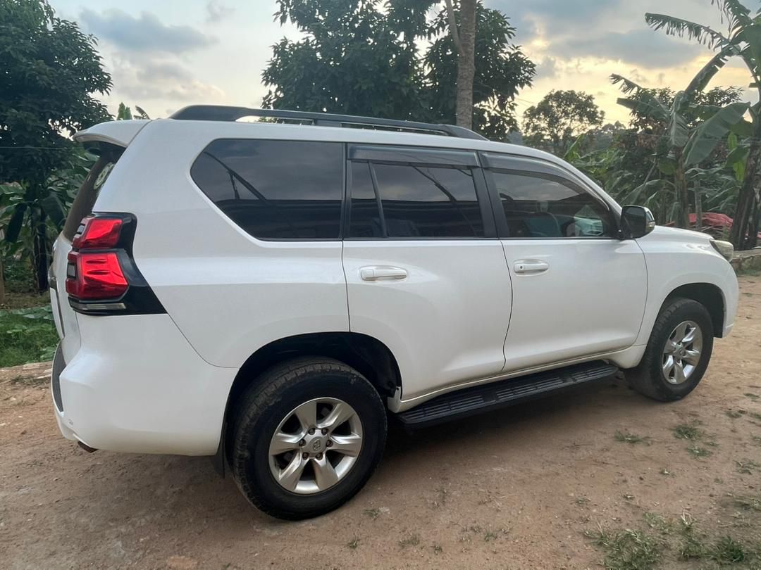 Land cruiser XL rental in Uganda
